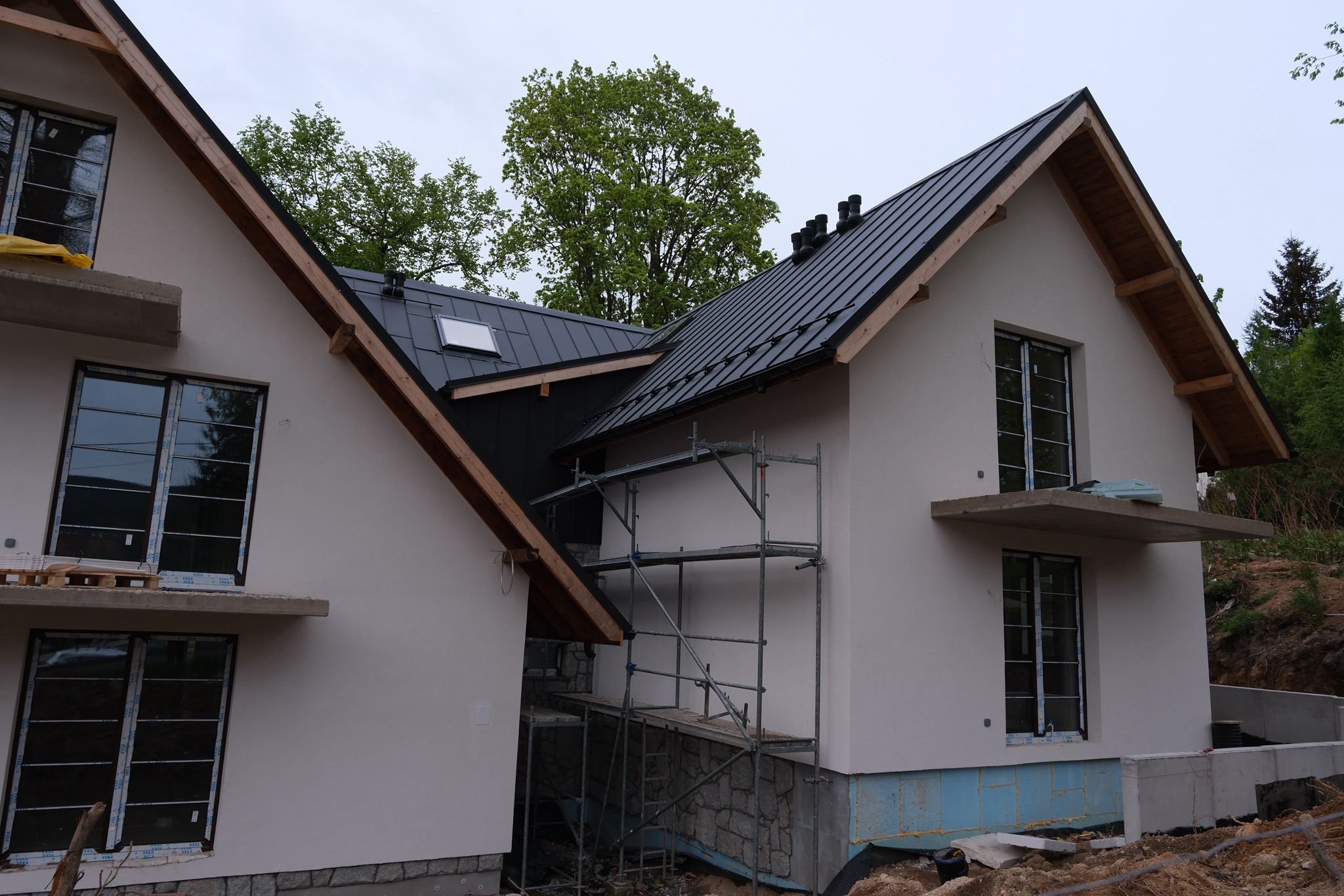 Panorama Izery – boczna elewacja budynku podczas prac wykończeniowych