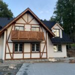 Front budynku Panorama Izery z drewnianym balkonem – wrzesień 2026