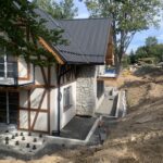 Boczna elewacja apartamentów Panorama Izery z balkonem