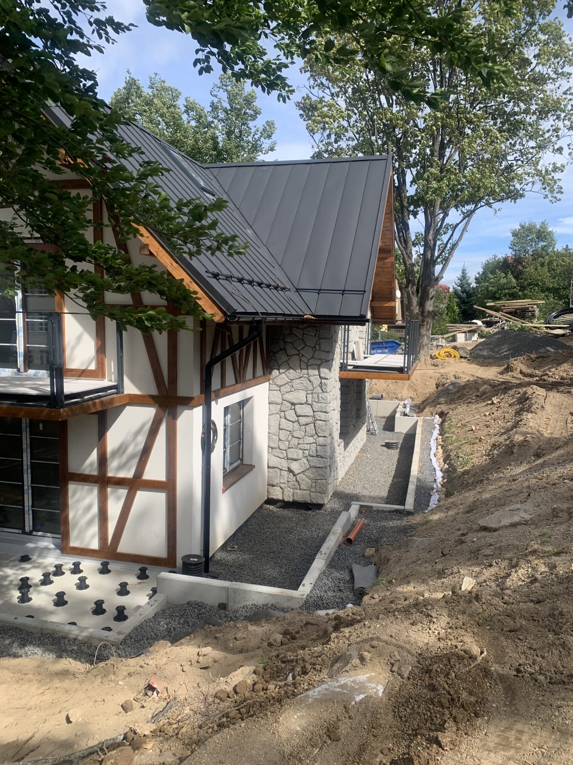 Boczna elewacja apartamentów Panorama Izery z balkonem
