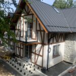 Boczna elewacja apartamentów Panorama Izery z balkonem