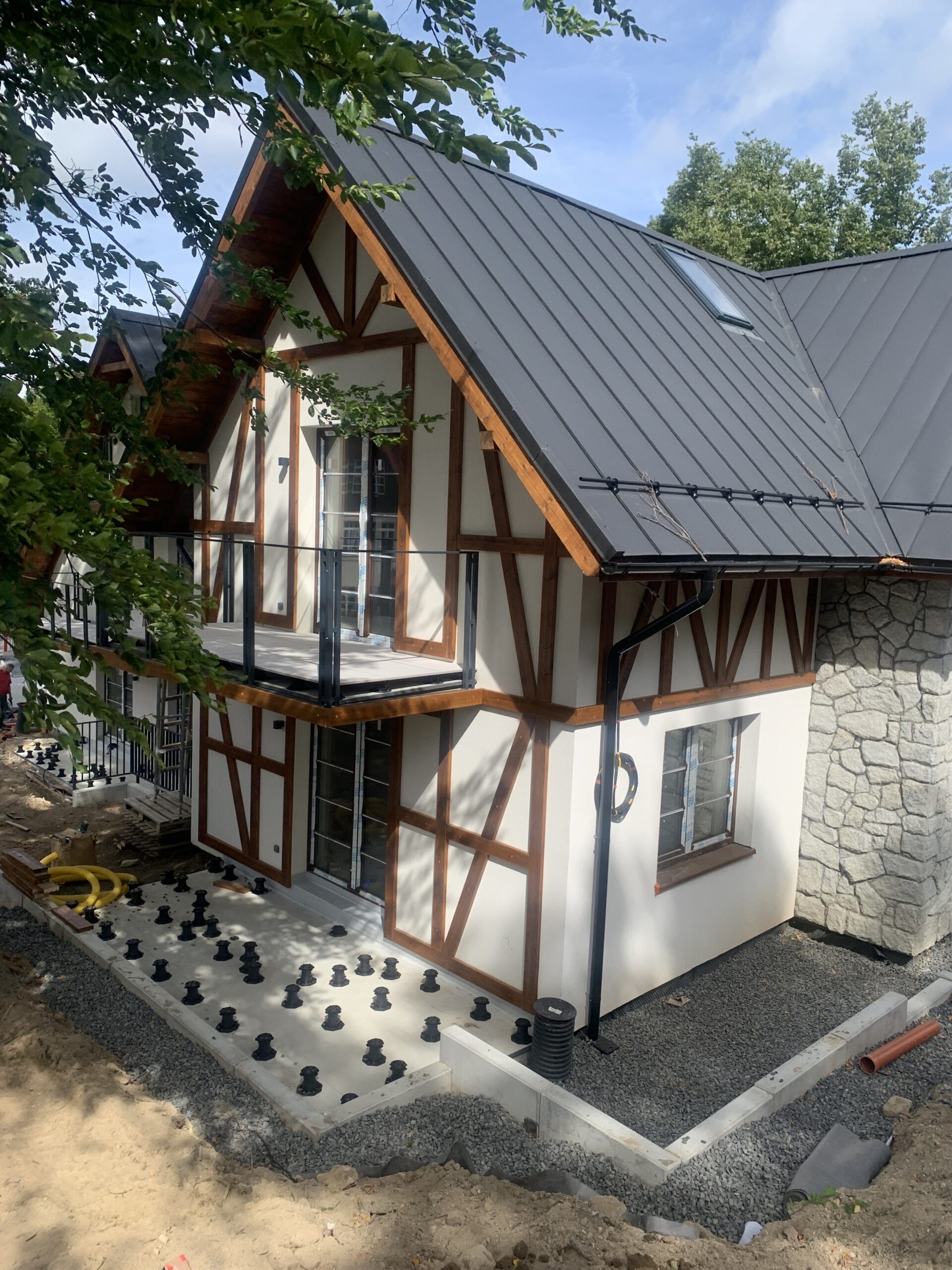 Boczna elewacja apartamentów Panorama Izery z balkonem