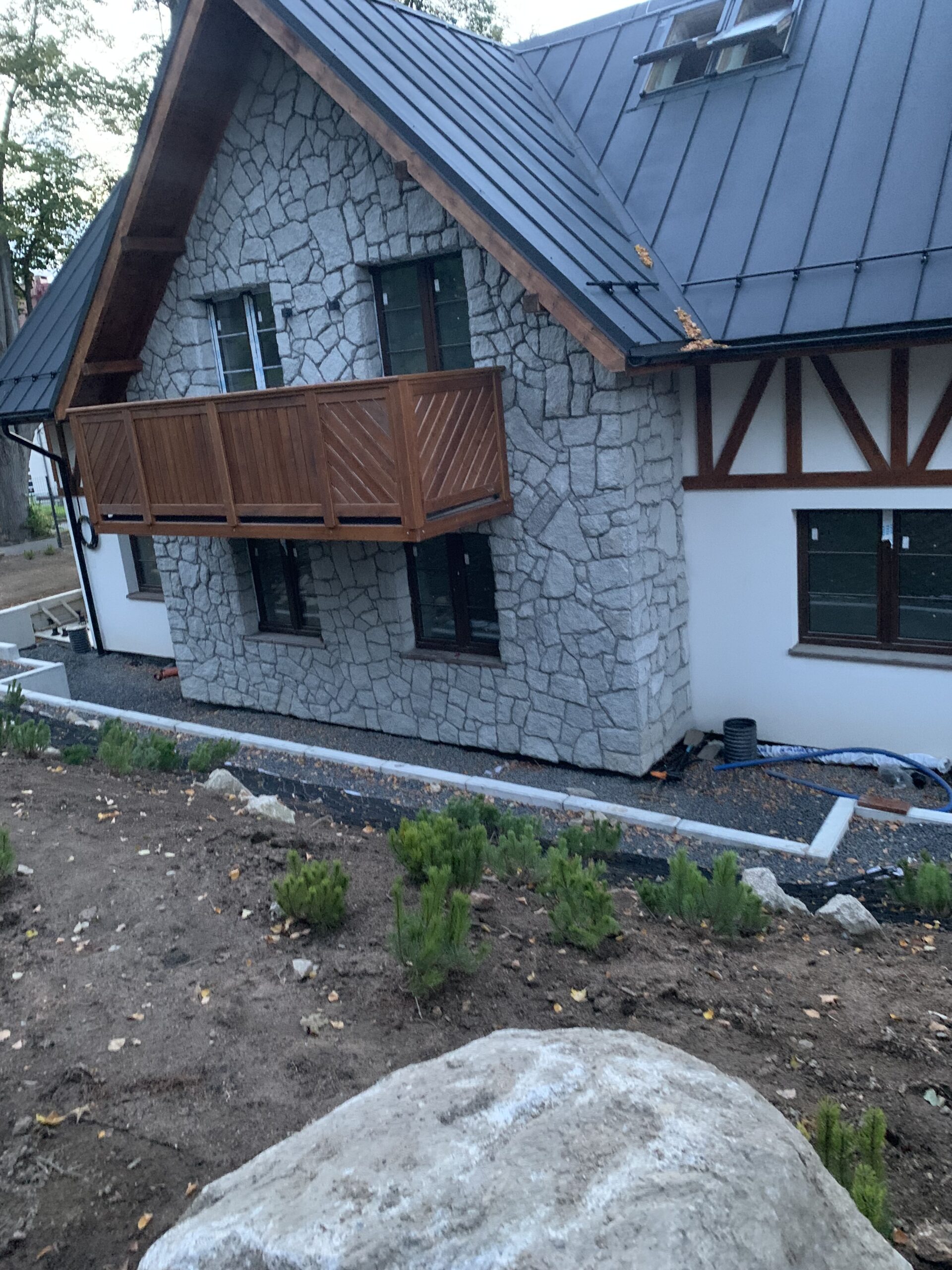 Kamienna elewacja i balkon budynku Panorama Izery