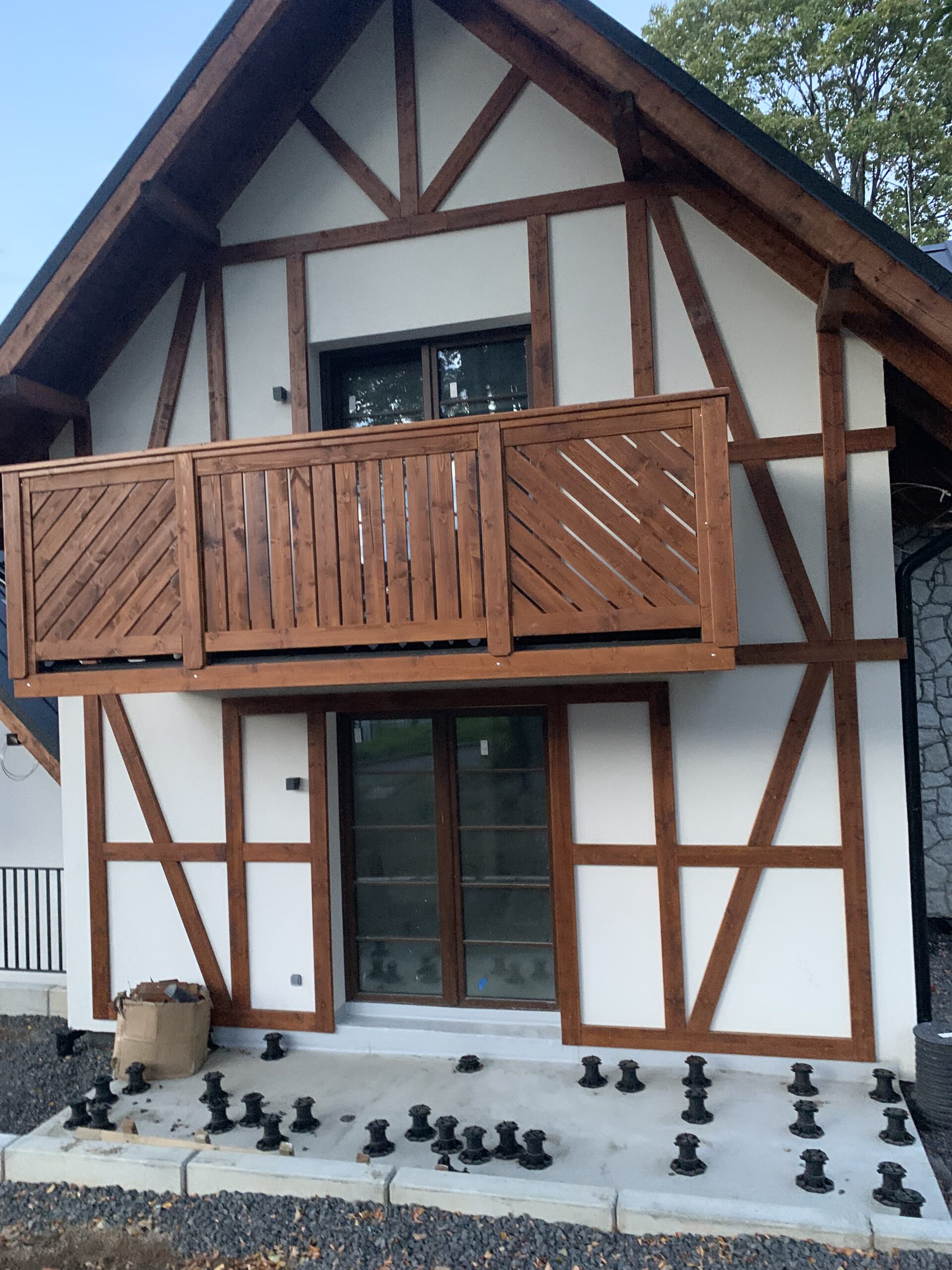 Drewniany balkon i elewacja apartamentu Panorama Izery
