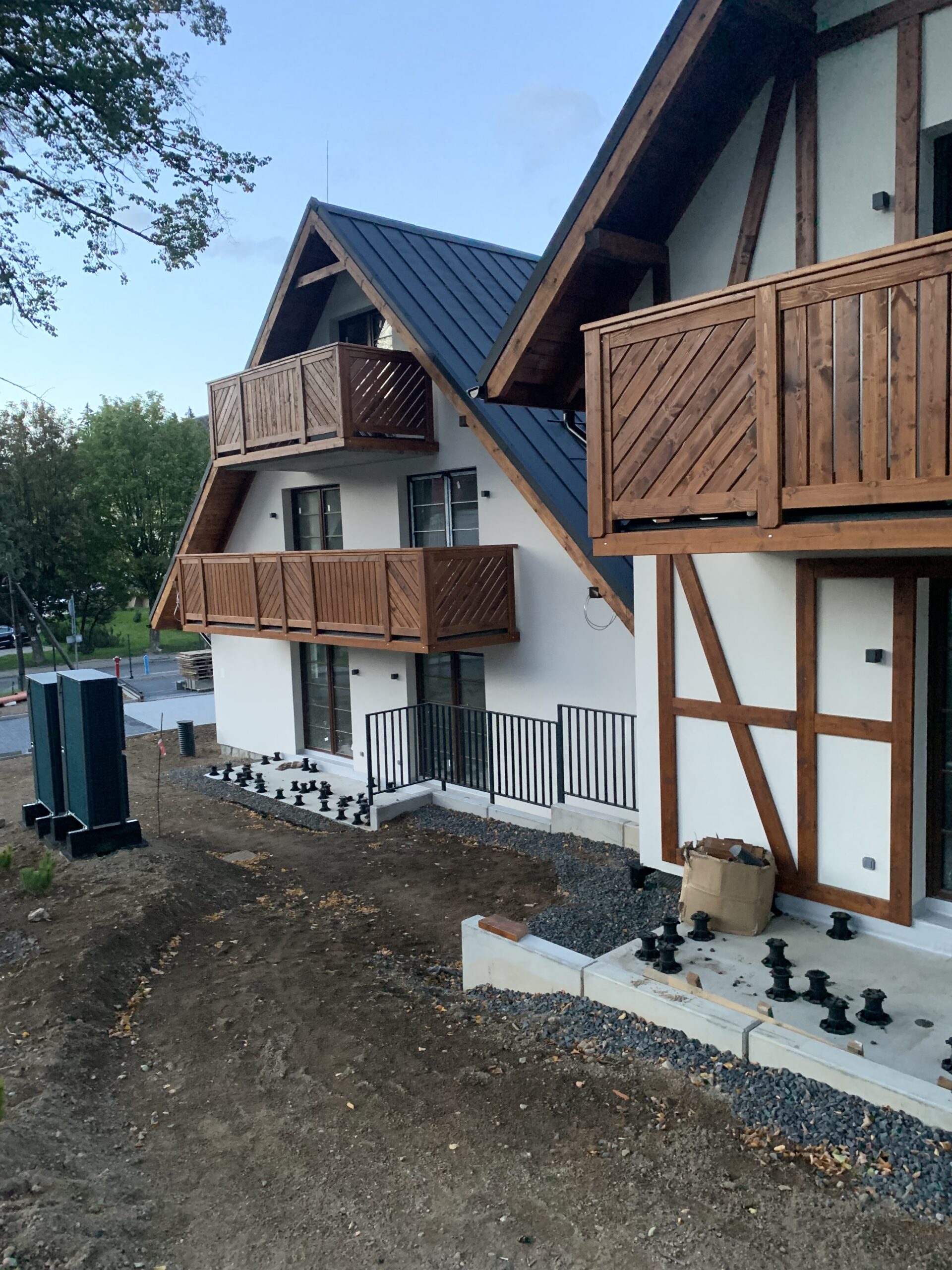 Apartamenty Panorama Izery – balkony i otoczenie budynku